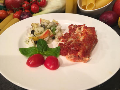 Cannelloni gefüllt mit Ricotta, Mozzarella & Schinken und Fenchel- Apfelsalat