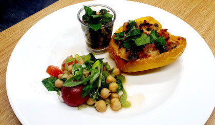 Gefüllte Paprika mit Kichererbsen-Rucola-Salat und Minze-Pinienkerne-Pesto