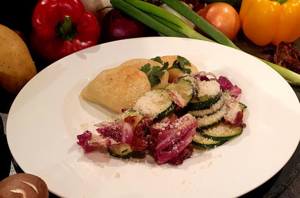 Kartoffelcalzoni(Mini) in der Pfanne mit verschiedenen Füllungen, Fisch, Gemüse und Mozzarella, dazu Radicchio-Zucchini-Champignon Salat